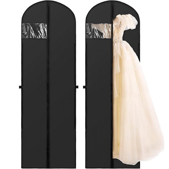 Twee zwarte kledinghoezen, één met een crèmekleurige trouwjurk erin.