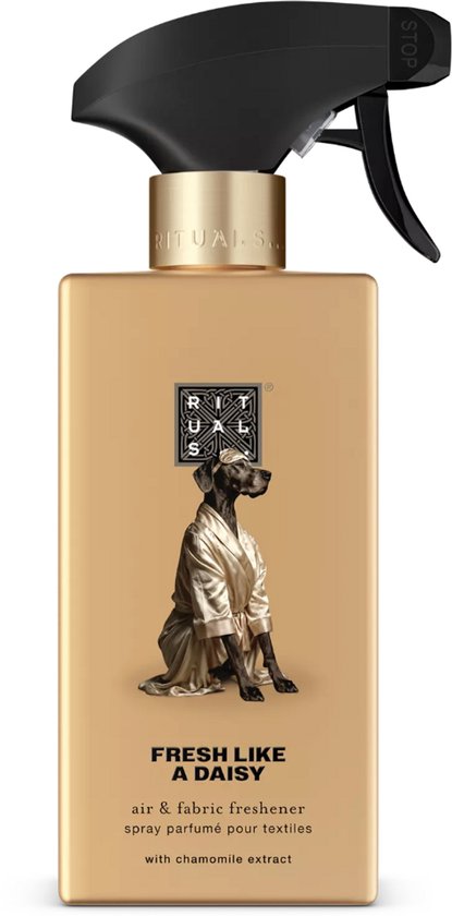Gouden fles met een hond in een badjas, met de tekst "FRESH LIKE A DAISY" en "air & fabric freshener spray parfumé pour textiles".