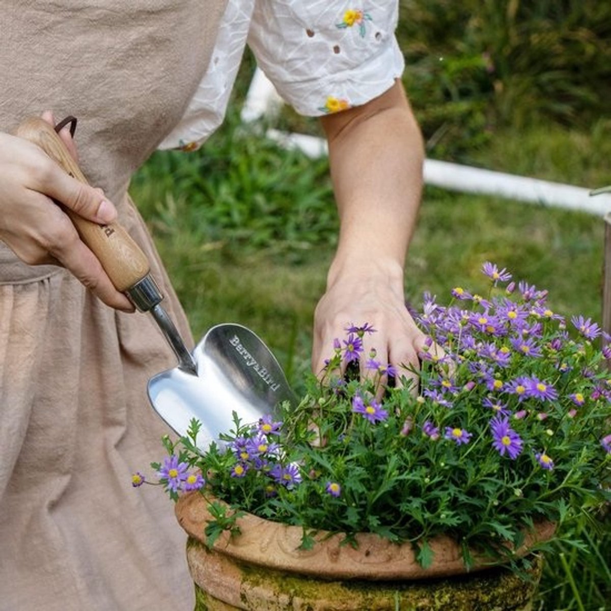 Tuintroffel, roestvrij stalen handschep met houten handvat, klein spade-tuingereedschap voor planten, bodemlosmaken, verplanten, graven, wieden en mestmengen