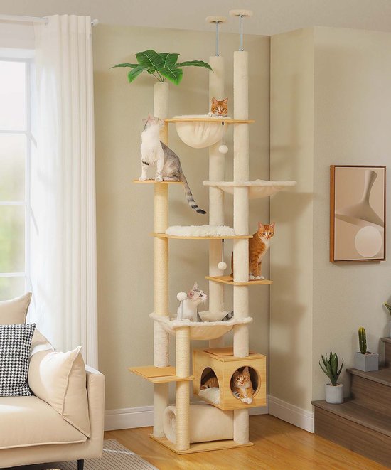 Hoge, beige kattenkrabpaal met meerdere verdiepingen, hangmatten en een kubuswoning, met vijf katten erop.