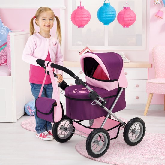 Meisje met een roze en paarse poppenwagen. De wagen heeft een paarse kap en mandje met roze bloemenprint.