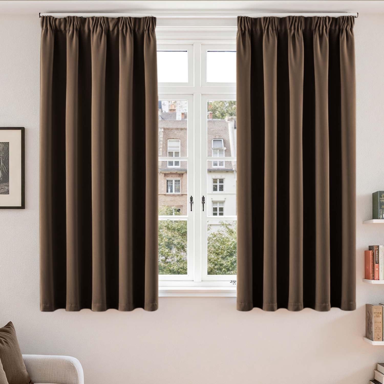 Famanu Set van 2 ondoorzichtige gordijnen met plooiband, 160 x 140 cm, bruin, biedt effectieve verduistering en privacy, perfect voor verschillende inrichtingsstijlen en eenvoudig te onderhouden