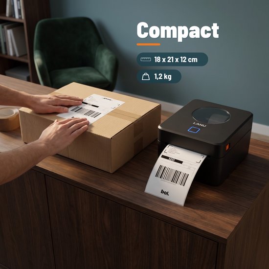 Zwarte Lanu labelprinter naast een kartonnen doos met verzendlabel, op houten tafel.