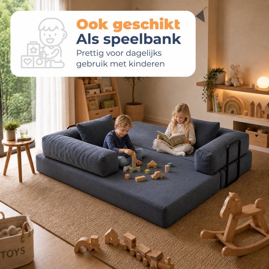 Twee kinderen spelen met houten blokken op een uitgevouwen blauwe slaapbank.