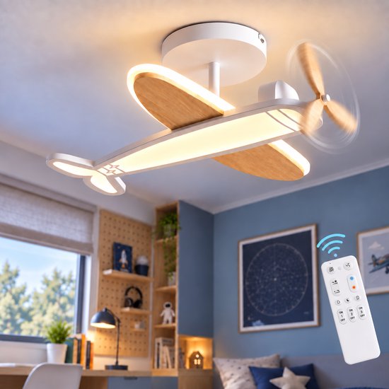 Vliegtuig-plafondlamp met draaiende houten propeller en bijbehorende afstandsbediening in een blauwe kamer.