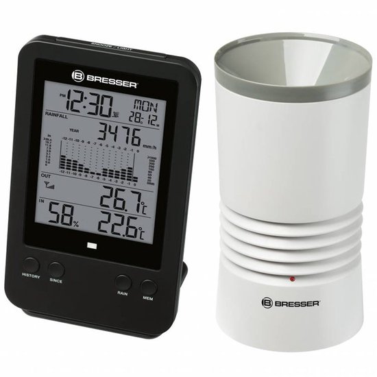 Bresser weerstation met zwart display voor regen, temperatuur en vochtigheid naast een witte regenmeter.