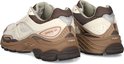 Achterkant van de Saucony sneakers met 'Omni 9' en 'Progrid' details in een beige en bruin kleurenschema.