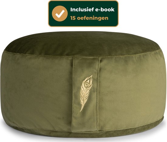 Rond, groen fluwelen meditatiekussen met gouden pauwenveer-borduursel en tekst 'Inclusief e-book 15 oefeningen'.