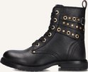 Zwarte veterlaars met textuur, versierd met gouden studs en metalen ringen aan de zijkant.