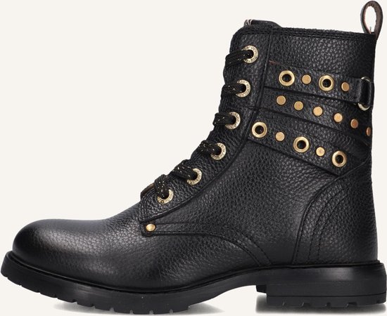 Zwarte veterlaars met textuur, versierd met gouden studs en metalen ringen aan de zijkant.