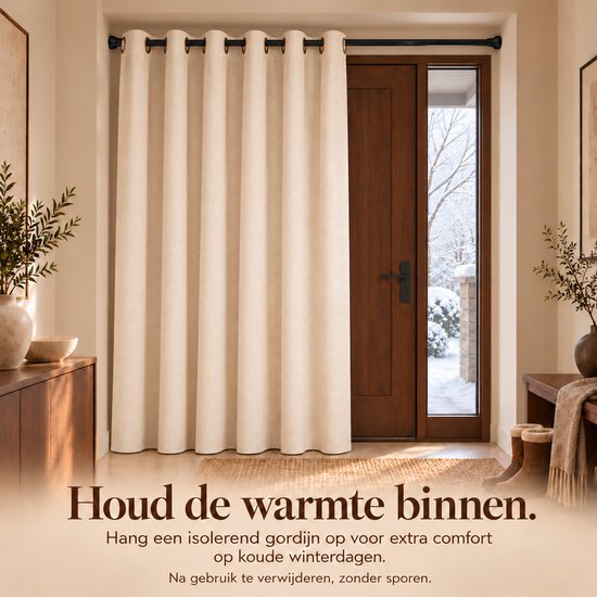 Gordijn bij een deur naar een besneeuwd landschap. Tekst: Houd de warmte binnen. Hang een isolerend gordijn op.