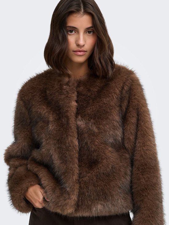Model met kort haar draagt een donkerbruin imitatiebont jack zonder kraag.