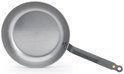 Bovenaanzicht van een ronde stalen koekenpan met de Buyer-logo en tekst 'MADE IN FRANCE' op de handgreep.