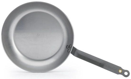 Bovenaanzicht van een ronde stalen koekenpan met de Buyer-logo en tekst 'MADE IN FRANCE' op de handgreep.