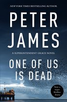 Boekomslag van 'One of Us Is Dead' door Peter James, met een pier en een grote groep vogels tegen een donkere lucht.