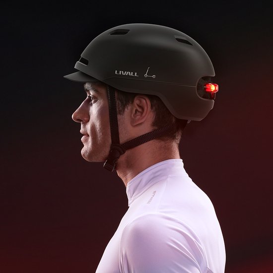 Zwarte Livall C21 helm op een man, met een rood achterlicht aan. Met LIVALL logo.