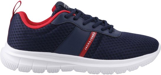 Linkeraanzicht van een donkerblauwe Jack & Jones sneaker met rode accenten.