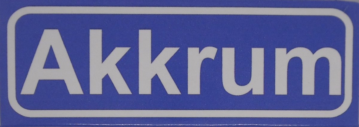 Souv© - koelkast magneet - plaatsnaam bord - kombord - souvenir - koelkastmagneetje - relatiegeschenk Akkrum