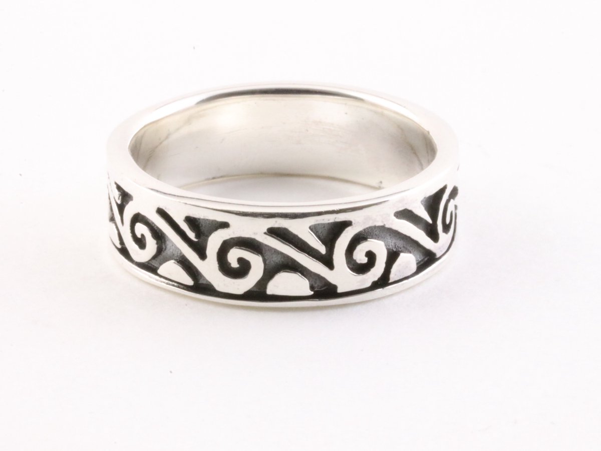 Zilveren ring met fantasiegravering - maat 22