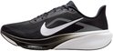 Zwarte Nike hardloopschoen met witte Swoosh en witte zool, van opzij gezien.