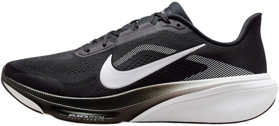 Zwarte Nike hardloopschoen met witte Swoosh en witte zool, van opzij gezien.