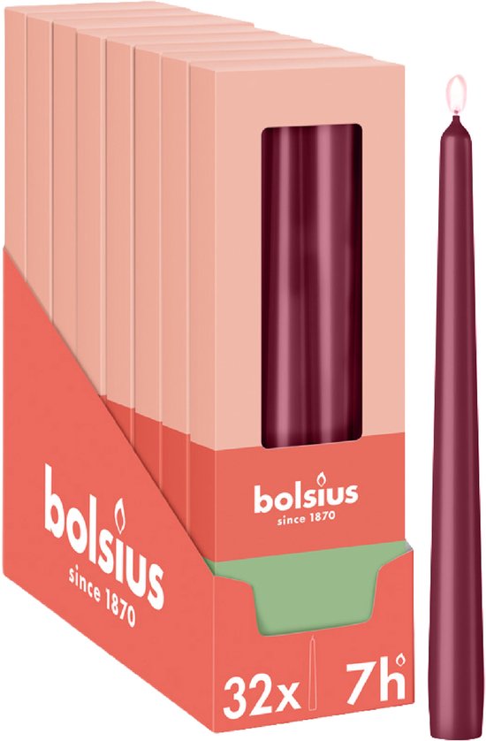 Doos met 32 paarse dinerkaarsen van Bolsius, 24,5 cm hoog, 7 branduren. Eén losse kaars naast de doos.