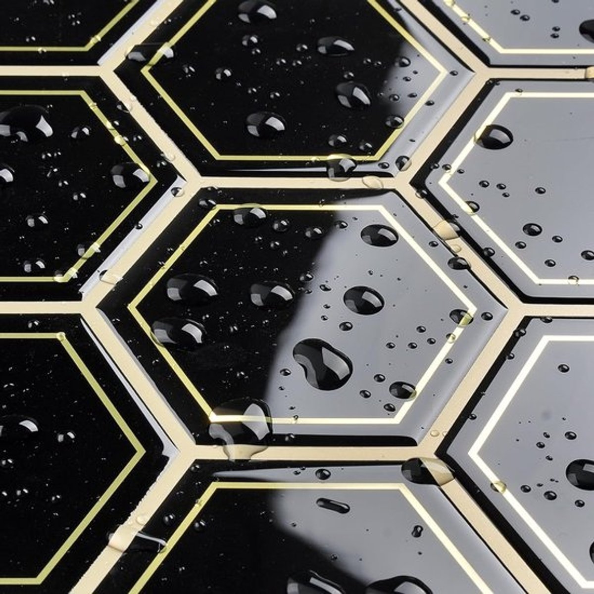 Zelfklevende Hexagon Tegels voor Badkamer en Keuken - 32 Stuks Zwart en Goud, Waterdicht 3D Tegel Stickers 30.5x30.5CM