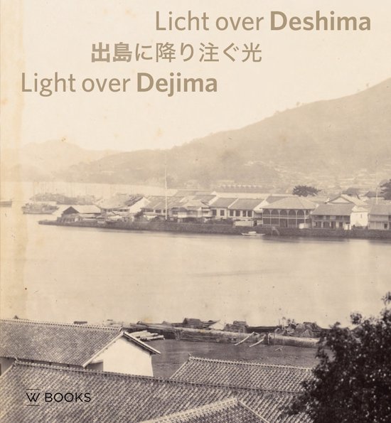 Historische foto van Dejima met gebouwen langs het water onder een heuvel.