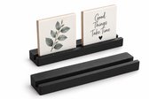 Zwarte tegelhouder met twee tegels: één met eucalyptus en één met tekst 'Good Things Take Time'.