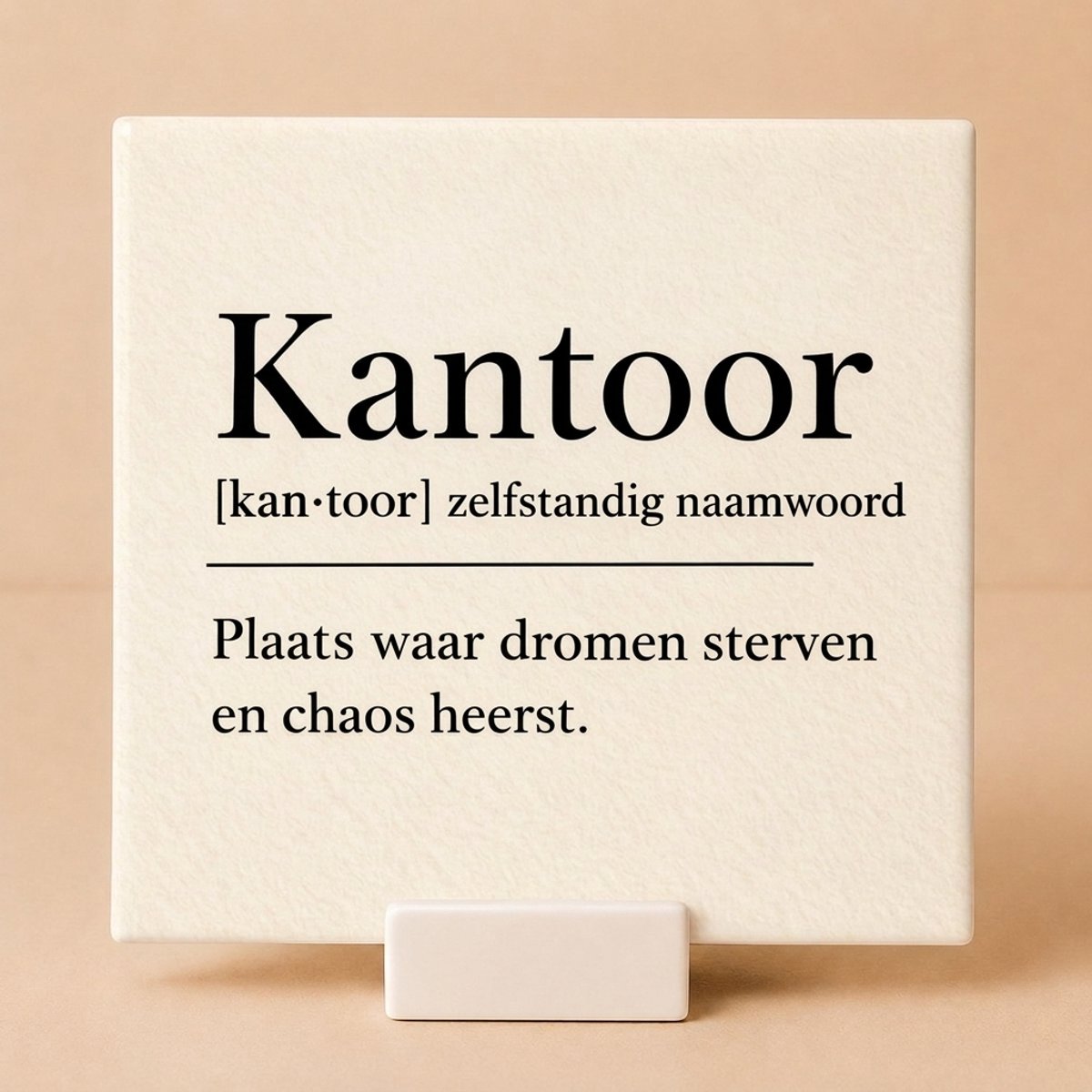 Tegeltje met Spreuk "Kantoor – Plaats waar dromen sterven" Definitie – Keramisch Tegeltje 11x11 cm met Houdertje – Collega Cadeau