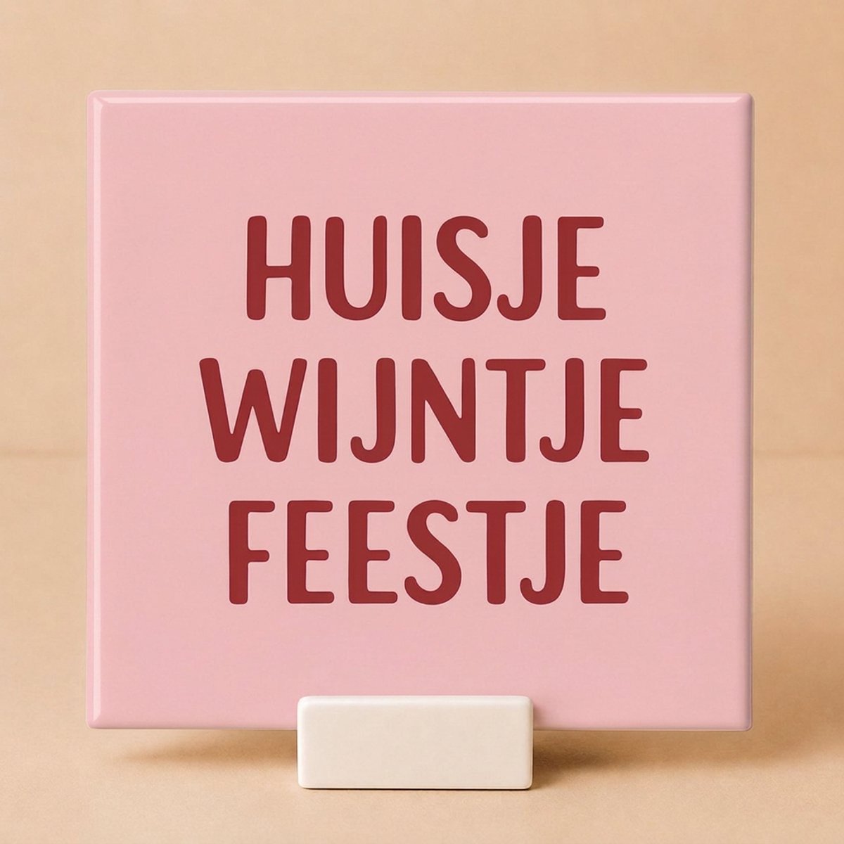 Tegeltje met Spreuk "Huisje Wijntje Feestje" Roze – Keramisch Tegeltje 11x11 cm met Houdertje – Wijn Cadeau