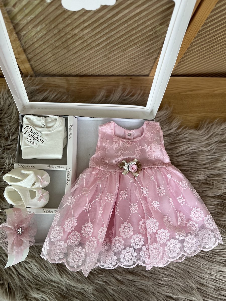 Baby jurk - feestjurk-doopjurk - doopkleding -dooppakje- doopschoentjes- pasgeboren-new born-baby geschenkset-geborduurde bloemenjurk -roze feestjurk-maat 56/62