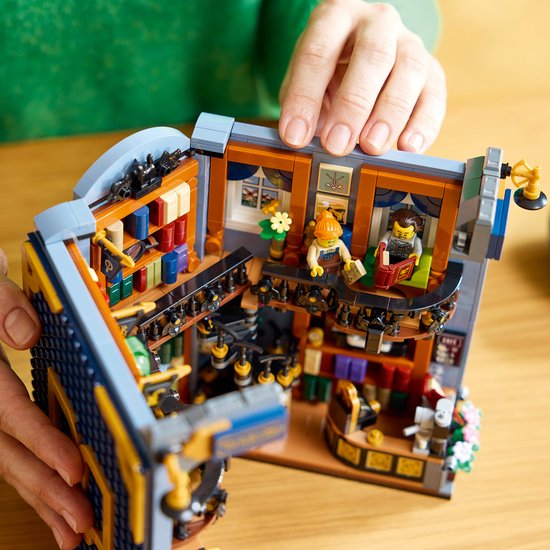 LEGO Boekhandel opent en toont gedetailleerd interieur met twee minifiguren.