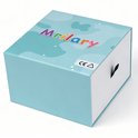 Mrilary baby mobiel verpakking met aquamarijn en witte zijden, met speelse gekleurde tekst 'Mrilary' en CE-markering.