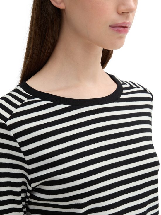 Dames T-shirt met lange mouwen, zwart-wit gestreept met zwarte boord.