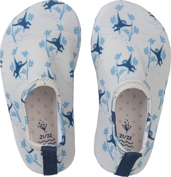 Witte waterschoenen met blauwe apenprint en takken. Met elastische instap en lusje aan de achterkant.