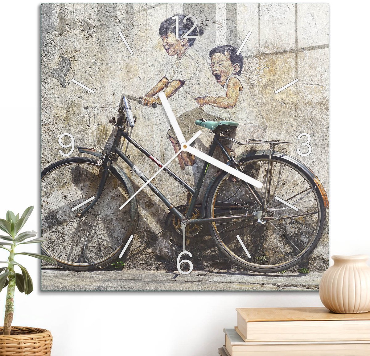 ArtPrintCave Beige Glazen Klok - 30x30 cm - Wandklok Vierkant - Kinderen Op Een Fiets Unieke Klok - Mensen Stille Wandklok - Witte Klokwijzers