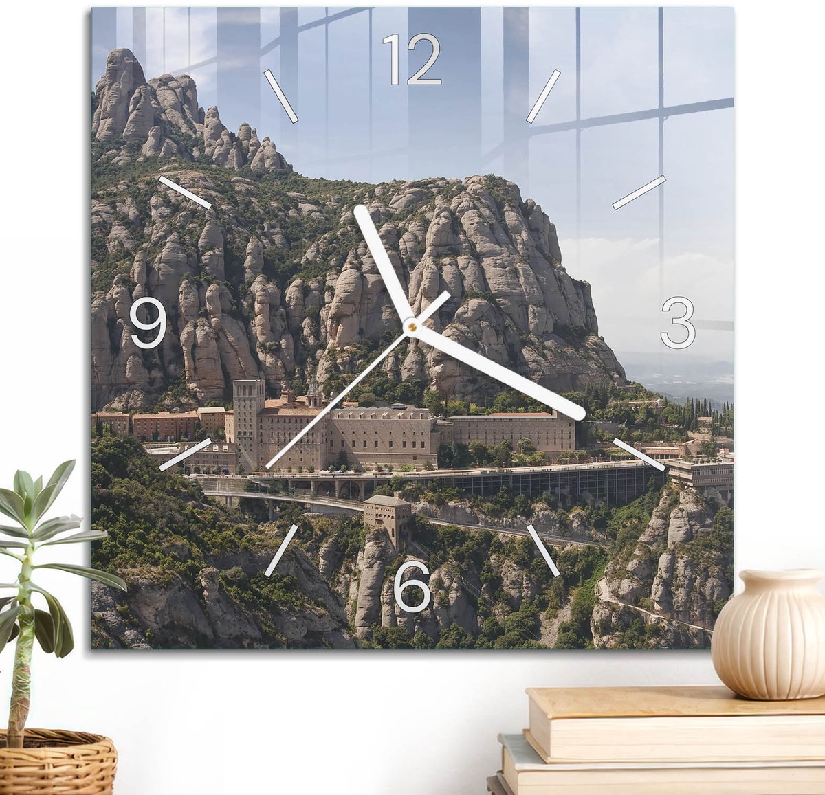 ArtPrintCave Bruin Glazen Klok - 30x30 cm - Wandklok Vierkant - Bergklooster Unieke Klok - Architectuur Stille Wandklok - Witte Klokwijzers