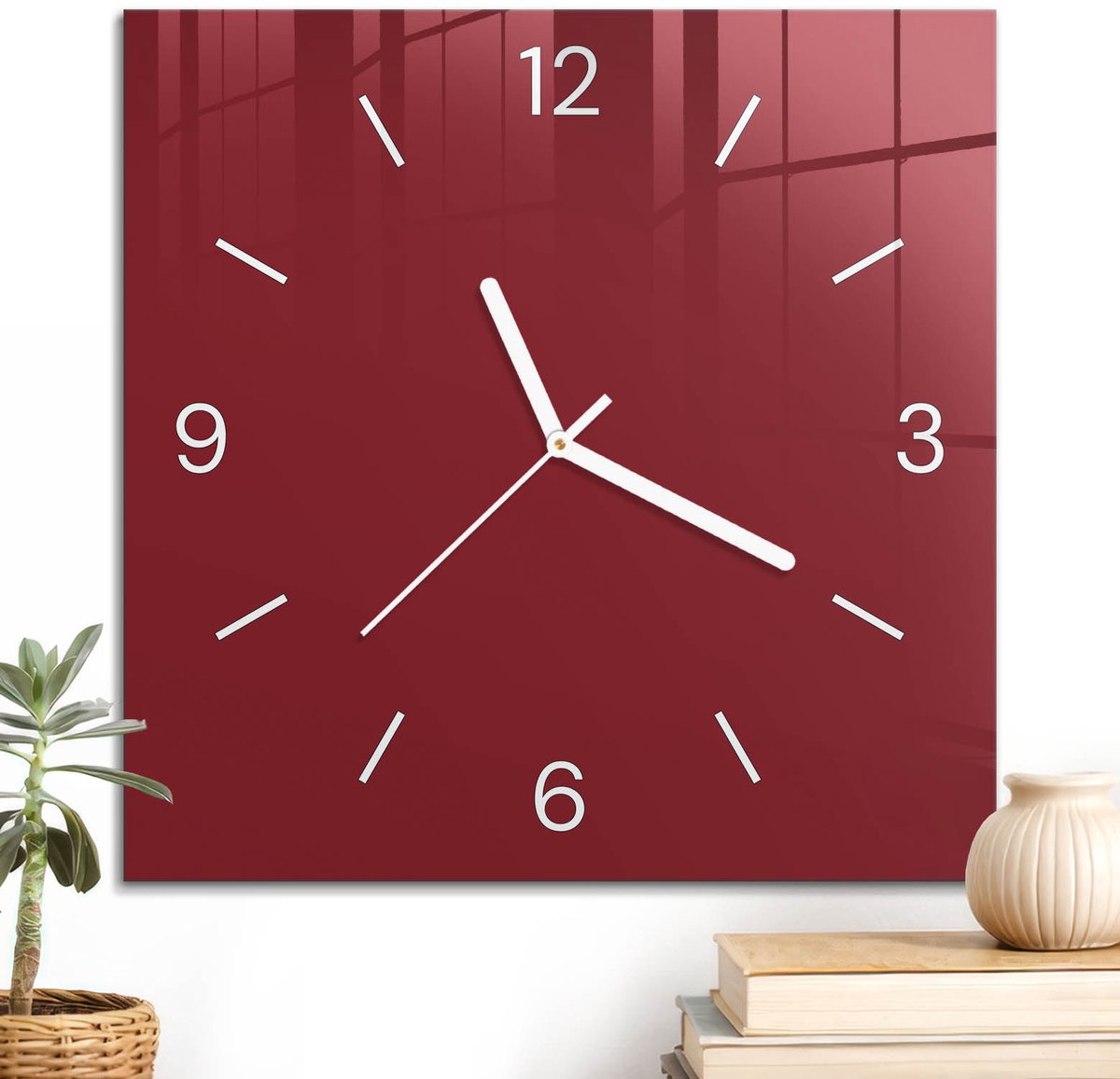 ArtPrintCave Bordeaux Glazen Klok - 30x30 cm - Wandklok Vierkant - Licht Bordeauxrood Stille Wandklok - Abstractie Wandklok Keuken - Witte Klokwijzers