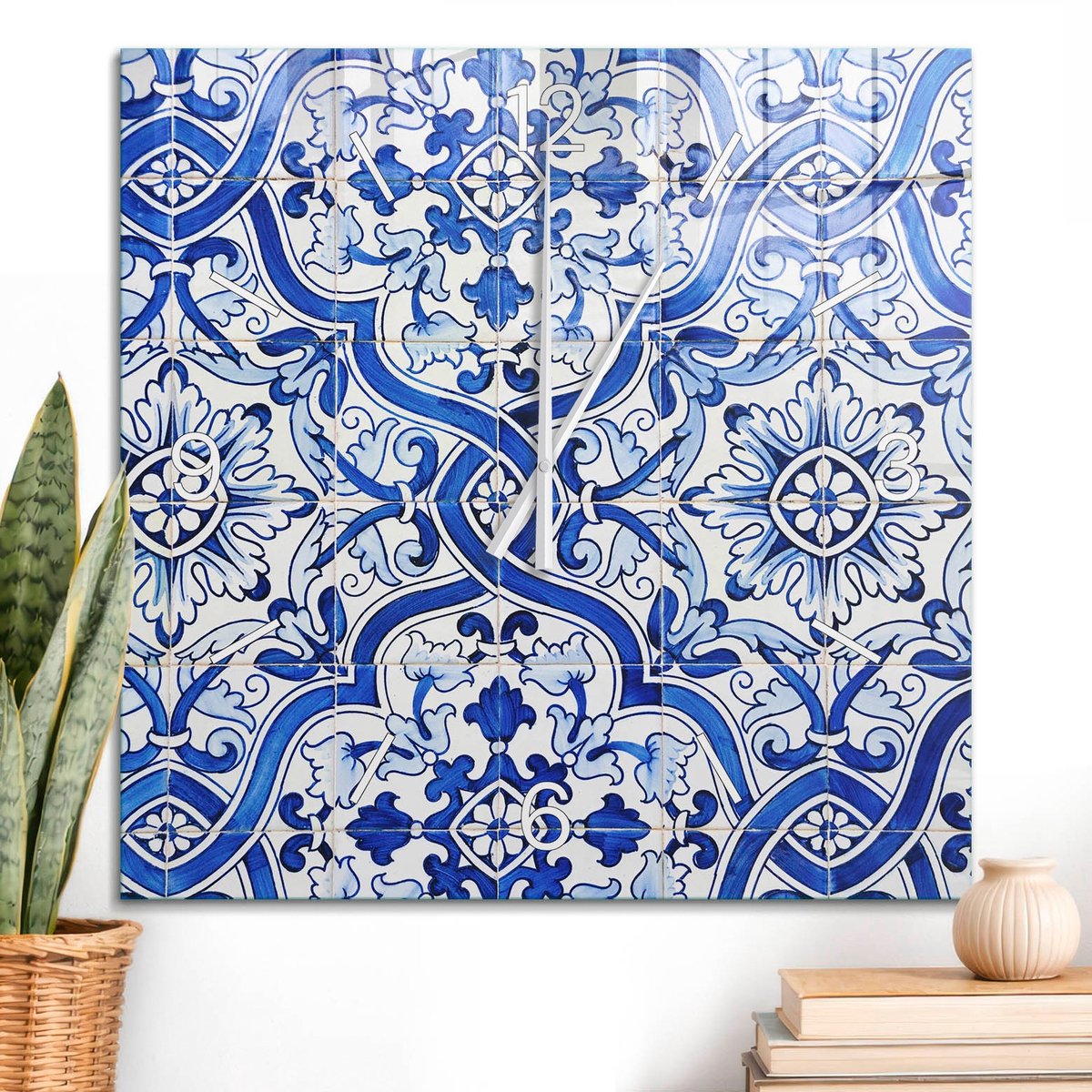 ArtPrintCave Blauw Glazen Klok - 60x60 cm - Wandklok Vierkant - Blauw Mozaïek Stille Wandklok - Geometrie Wandklok Keuken - Witte Klokwijzers