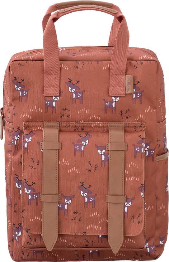 Bruine rugzak met een all-over print van herten, met verstelbare banden en bruine sluitingen.