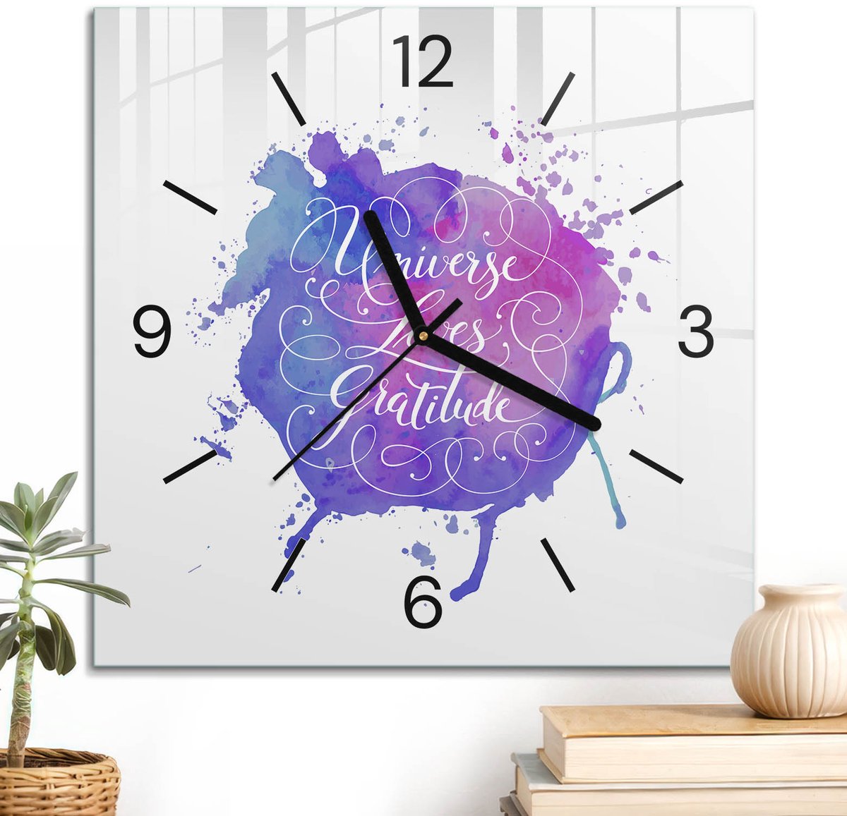 ArtPrintCave Paars Glazen Klok - 30x30 cm - Wandklok Vierkant - Kleurrijk Citaat Unieke Klok - Kunst Stille Wandklok - Zwarte Klokwijzers