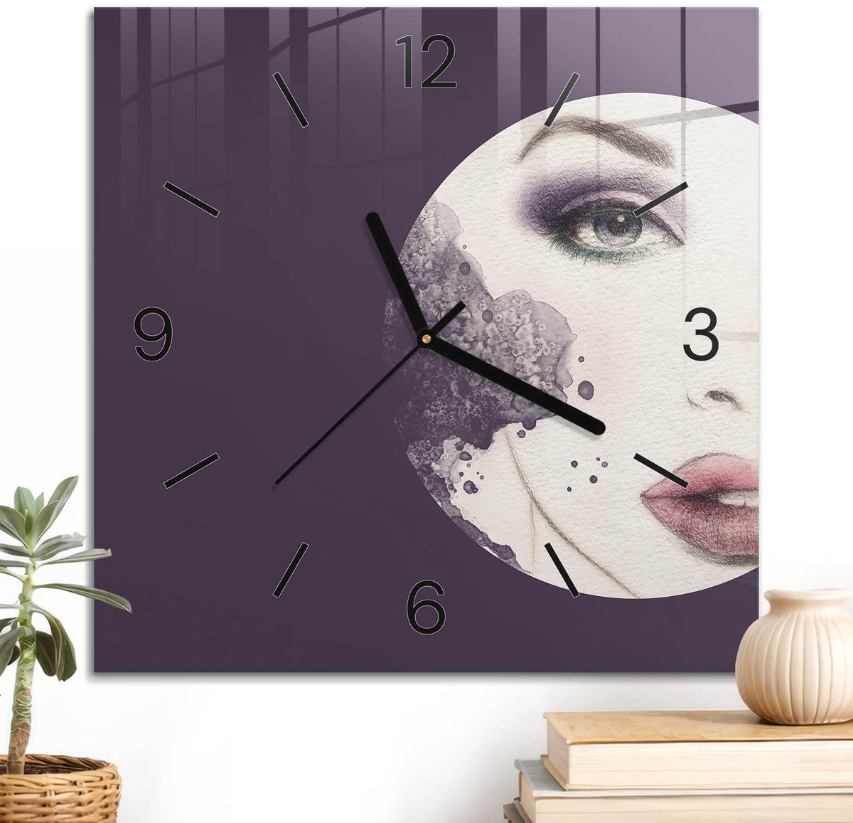 ArtPrintCave Paars Glazen Klok - 30x30 cm - Wandklok Vierkant - Vrouwelijke Schoonheid Wandklok Keuken - Abstractie Unieke Klok - Zwarte Klokwijzers