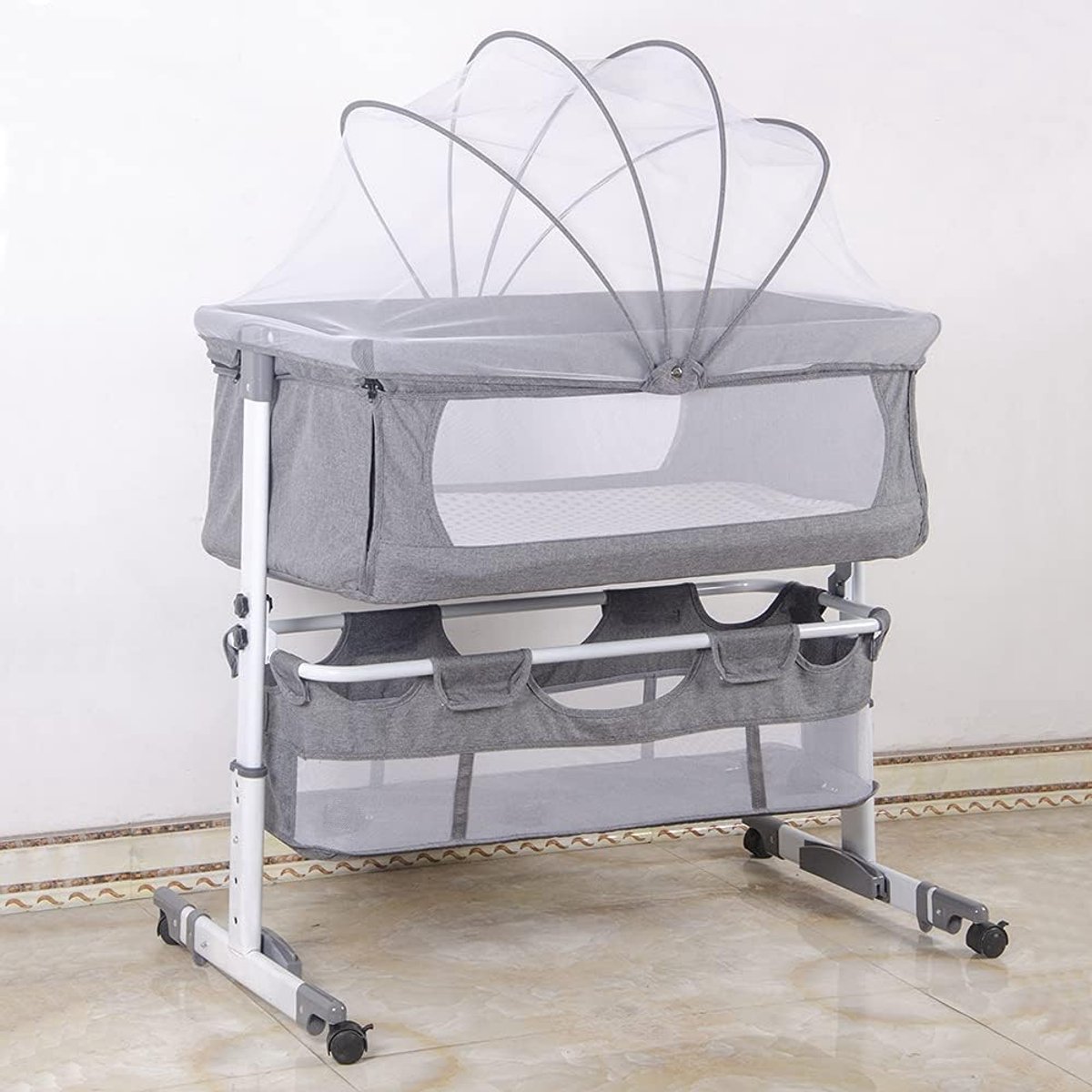 Bijzetbed baby schommelfunctie, 5-traps hoogteverstelling schuine, matras afneembare, zijwand, wielen, zijtas, transporttas, voor positionering onder de hoek, oprolbaar