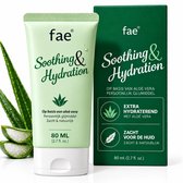 Fae Soothing & Hydration glijmiddel in een lichtgroene tube met witte dop. Naast de tube een kartonnen verpakking en aloë vera bladeren. Tekst: "Op basis van aloë vera". 80 ML.
