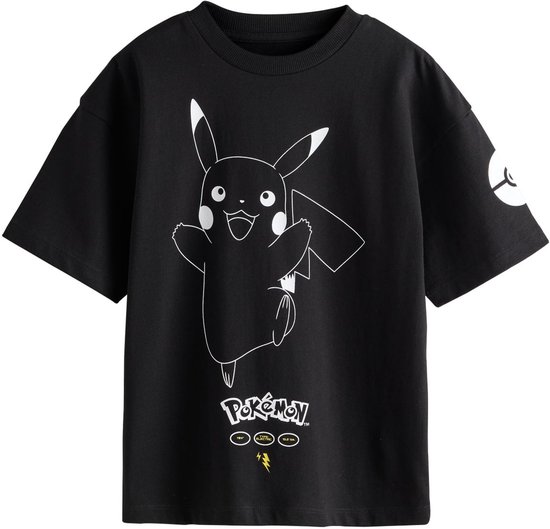 Zwart t-shirt met een witte Pikachu-opdruk, Pokémon-logo en Pokébal-detail op de linkermouw.