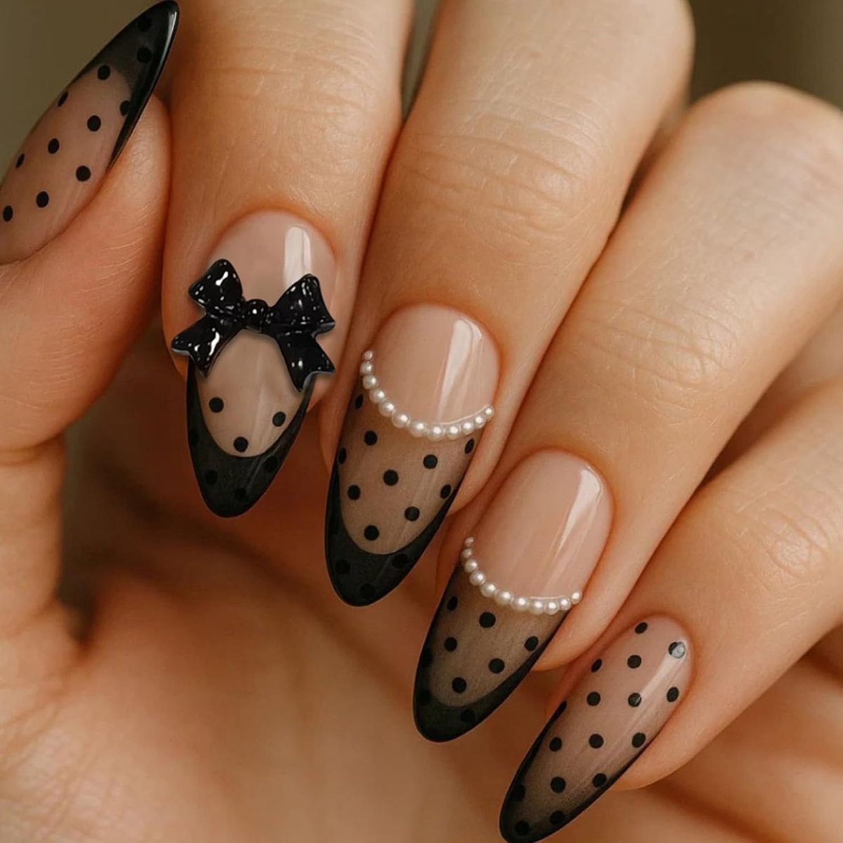 24 stuks nagels om op te plakken, amandel, medium, zwarte stippen, kunstnagels om op te plakken, 3D-boog, parel, French press on nails, acryl, kunstnagels, natuurlijke valse nagels voor vrouwen