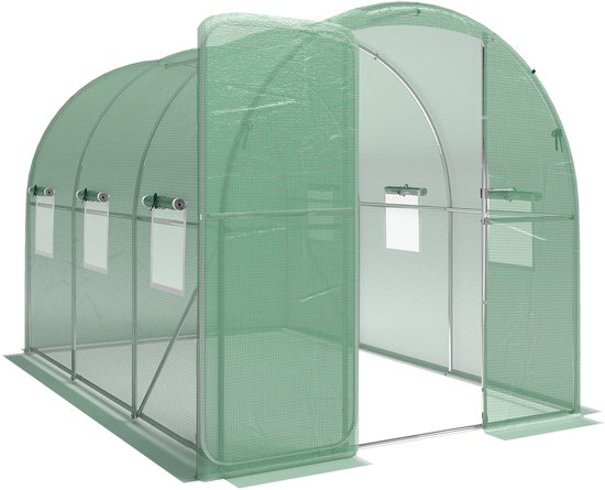 Groene tunnelkas met een open deur, metalen frame en vensters aan de zijkant.