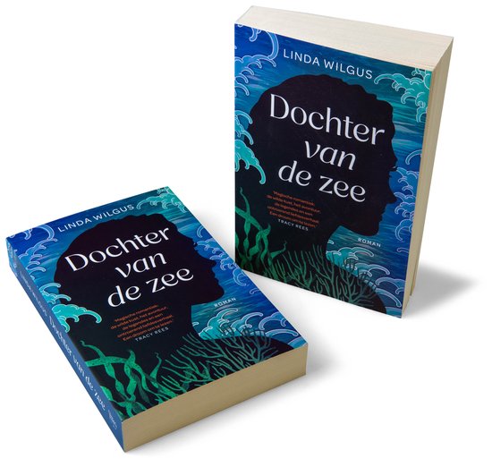 Twee exemplaren van het boek "Dochter van de zee" op een witte achtergrond. Beide boeken hebben een blauw-groene omslag met zeewier.