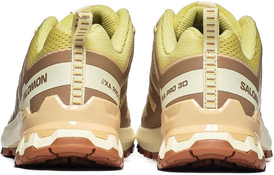 Achterkant van gele Salomon XA PRO 3D V9 dames trekkingschoenen, met 'Salomon' en '//XA PRO 3D'.